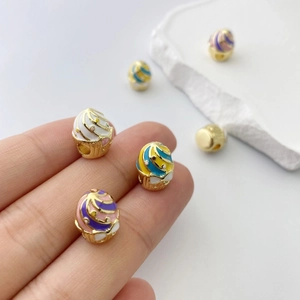 Dettaglio macro del ciondolo cupcake in smalto per gioielli fai-da-te placcato oro