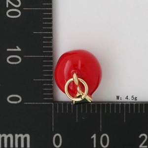 Vue détaillée d'un pendentif pomme rouge 3D avec anneau doré et échelle de mesure de taille