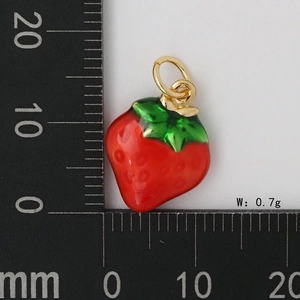 Détail macro du pendentif fraise avec anneau doré montrant les dimensions et le poids de 0,7g