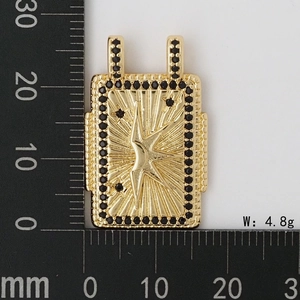 Vue détaillée du pendentif rectangulaire plaqué or 18K avec zircons noirs micro-pavés