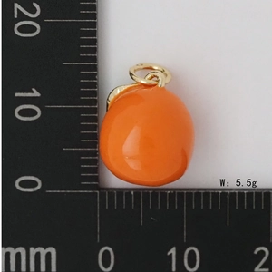 Détail macro d'un pendentif orange de 5,5g montrant la finition émaillée et les mesures