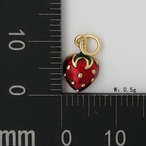 Mesure détaillée du pendentif fraise rouge de 0,5g avec des accents dorés élégants