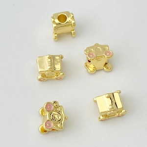 Ciondolo carrozza dorata con smalto rosa per creazione gioielli fai-da-te e bracciali