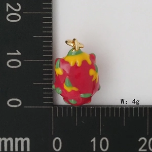Vue détaillée d'un pendentif fruit du dragon de 15mm avec échelle pour bijoux DIY