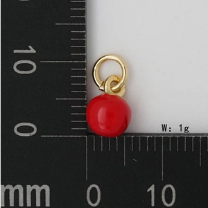 Vue macro d'un pendentif pomme de 8mm montrant les dimensions et le poids de 1g