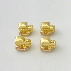 Set di quattro ciondoli a forma di treno dorati con smalto rosa per gioielli fai-da-te