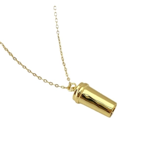 Collier élégant plaqué or avec pendentif cylindrique et chaîne maille minimaliste