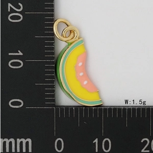 Détail d'un pendentif pastille émaillé de 15mm avec mesures de taille et de poids