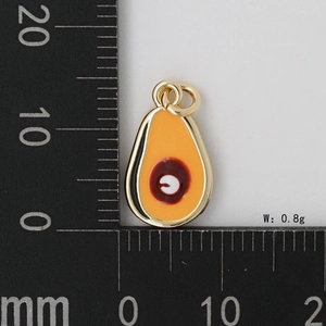 Détail macro du pendentif avocat avec cadre doré et émail orange, taille de 16mm
