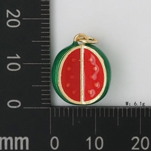 Détail macro du pendentif pastèque avec écorce verte et pulpe rouge mesurant 16 mm de large