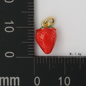 Détail d'un pendentif fraise de 1,6g avec feuille verte et anneau doré pour dimensions
