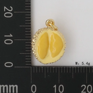 Détail du pendentif durian 3D en or avec émail jaune et règle de mesure sur fond noir