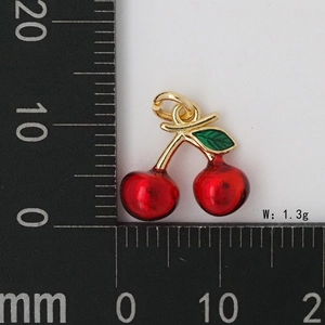 Vue détaillée du pendentif cerise 3D avec échelle de 15 mm et poids de 1,3 g