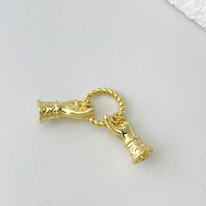 Elegante connettore a forma di mano dorata con anello intrecciato per creazione gioielli