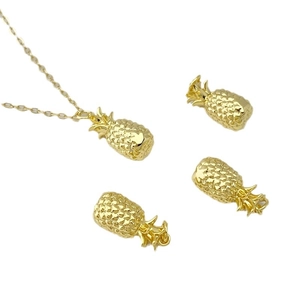 Parure collier et pendentifs ananas dorés avec détails texturés pour création de bijoux