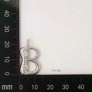 Size detail of letter B silver pendant with zirconia, 21mm height and 3.25g weight