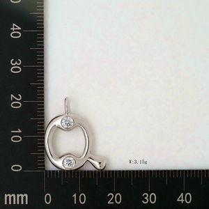 Detailed size measurement of silver letter Q pendant with weight of 3.15g and clear stones