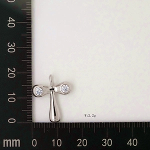 Detailed measurement of silver cross pendant with cubic zirconia, size 20mm, weight 2.2g