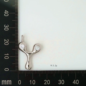 Detailed scale measurement of the silver letter Y pendant necklace weighing 3.2g