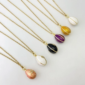 Pendentifs en forme d'œuf émaillé style Fabergé avec des détails colorés et dorure fine