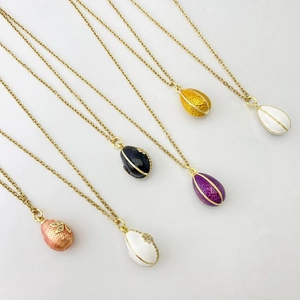 Colliers pendentifs œufs émaillés style Fabergé en six couleurs sur chaîne dorée