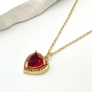 Dettaglio della collana con ciondolo a cuore in zirconi rossi e placcatura oro