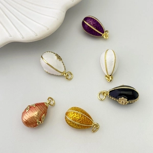Détails des pendentifs œufs colorés de style Fabergé avec textures plaquées or