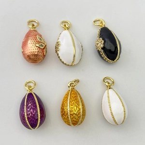 Série de six pendentifs œufs en émail style Fabergé avec dorure et incrustation de zircon