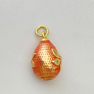 Détail du pendentif œuf en émail orange avec feuilles dorées et zircons brillants