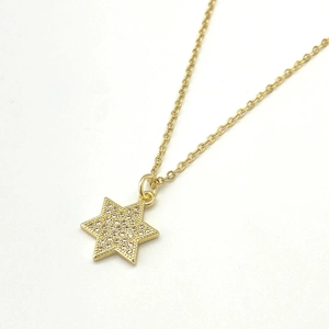 Dettaglio della collana con ciondolo a esagramma dorato con zirconi micro-pavé