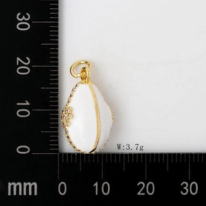 Vue macro des dimensions du pendentif œuf en émail blanc avec règle pour un poids de 3,7g