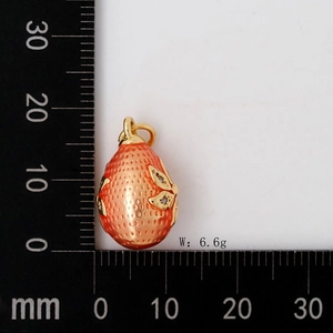 Vue détaillée du pendentif œuf en émail rose montrant dimensions et poids 6,6g