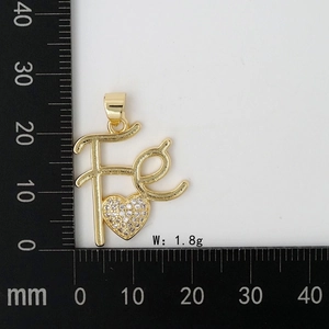 Dettaglio del ciondolo Fé in oro da 1,8g con ciondolo a cuore su scala di misura