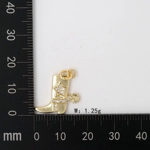 Dettaglio del ciondolo a stivale western dorato da 1,25g con stella in zircone e righello