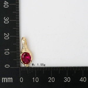 Misura dettagliata di un ciondolo in oro con pietra rosso rubino e 18 mm di altezza