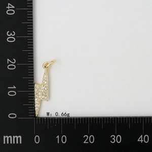 Dettaglio ciondolo a fulmine dorato con zirconi bianchi, lunghezza 22mm e peso di 0,66g