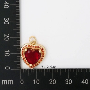 Dettaglio del ciondolo a cuore con zirconia rossa su scala con peso di 2,93g
