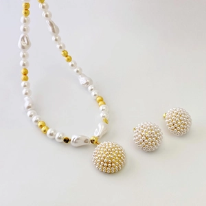 Chic acrylic pearl necklace and earrings set featuring conch shell beads and gold accents
