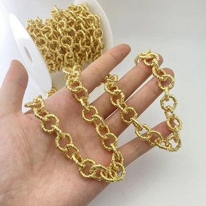 Makro-Detail einer klobigen Goldkette mit Spiralstruktur für DIY-Schmuckherstellung