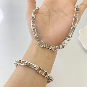Ensemble collier et bracelet à grosses mailles argentées au style industriel minimaliste