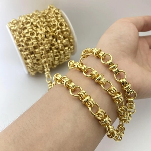 Makroaufnahme einer dicken, goldgeflochtenen Kette mit detaillierter Doppelringstruktur
