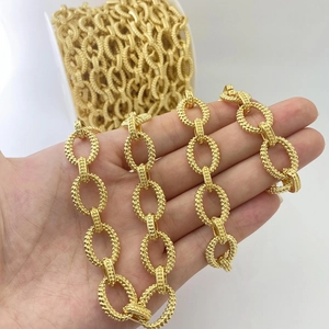 Detail einer klobigen vergoldeten Kette mit strukturierten Perlen für Hip-Hop-Schmuck