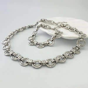 Parure de bijoux à grosse maille argentée avec anneaux texturés, collier et bracelet