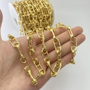Details einer dicken Goldkette mit Mauer-Muster und runden Gliedern für DIY-Schmuckzubehör