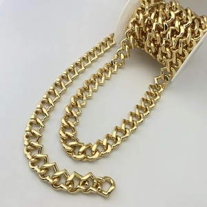 Goldene herzförmige Metallkette für DIY-Schmuck und Taschenzubehör auf Spule
