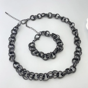 Parure de bijoux en métal noir avec chaîne à gros maillons et anneaux à spirale