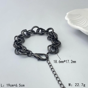 Vue détaillée du bracelet à double boucle en métal gris avec fermoir et dimensions