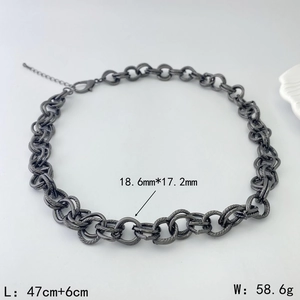 Détail d'un collier à grosse chaîne gris anthracite avec anneaux torsadés et dimensions