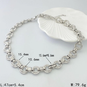Collier chaîne argentée épaisse avec dimensions 47cm et poids 79,6g sur assiette coquille