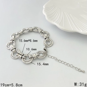 Détail d'un bracelet chaîne argenté de 19 cm avec extension et vue sur la texture
